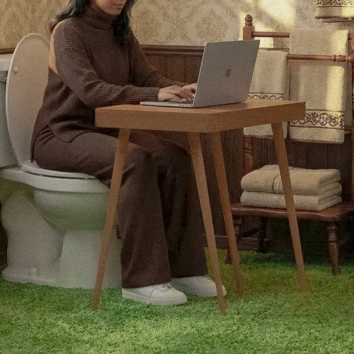 Lady blogging on a bog in vintage 80s bathroom 
